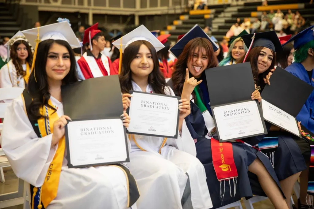 Alumnos transfronterizos de San Diego reciben su diploma en Tijuana junto a sus familias Alumnos transfronterizos de San Diego reciben su diploma en Tijuana junto a sus familias