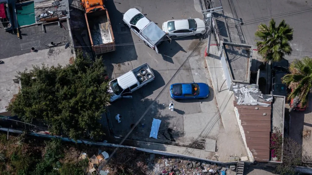 Localizan un cadáver dentro de un tambo de basura