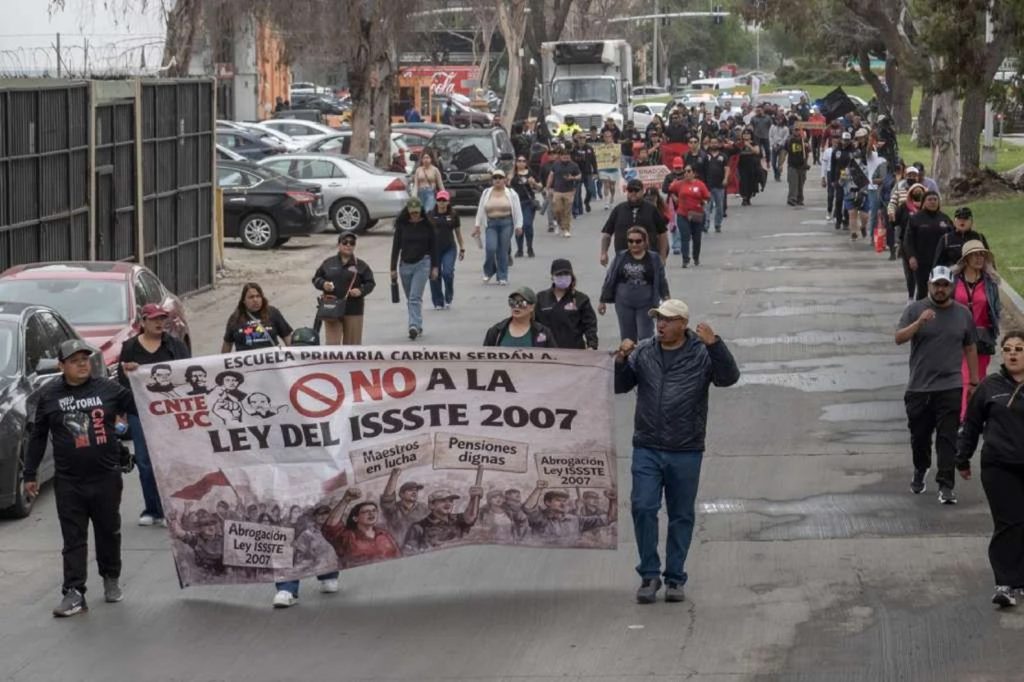 CNTE bloquea Garita El Chaparral; exigen pagos y reforma al ISSSTE