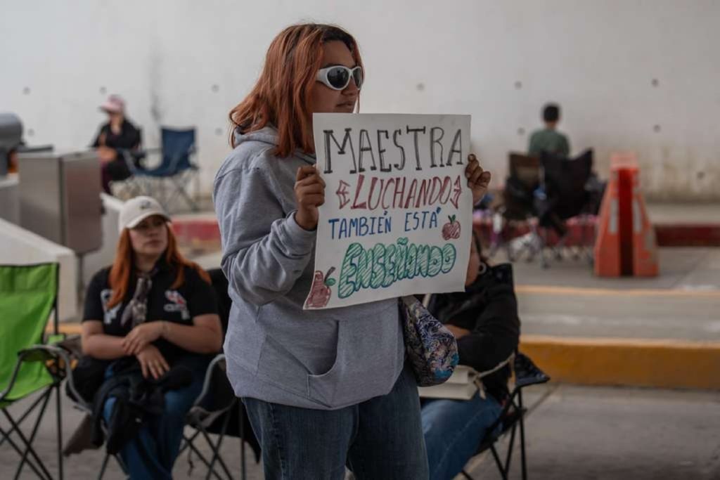 Docentes de la CNTE liberan casetas de cobro en BC tras cinco días de movilizaciones