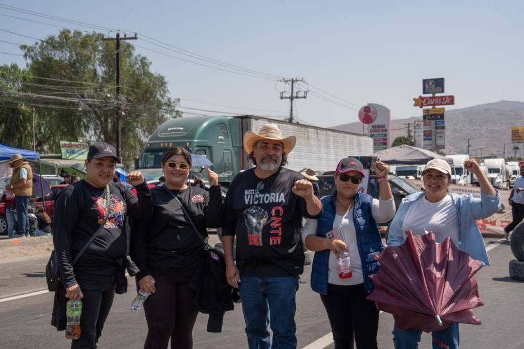Bloquean la carretera libre Tijuana-Tecate; CNTE y residentes de Maclovio Rojas colapsan la vialidad