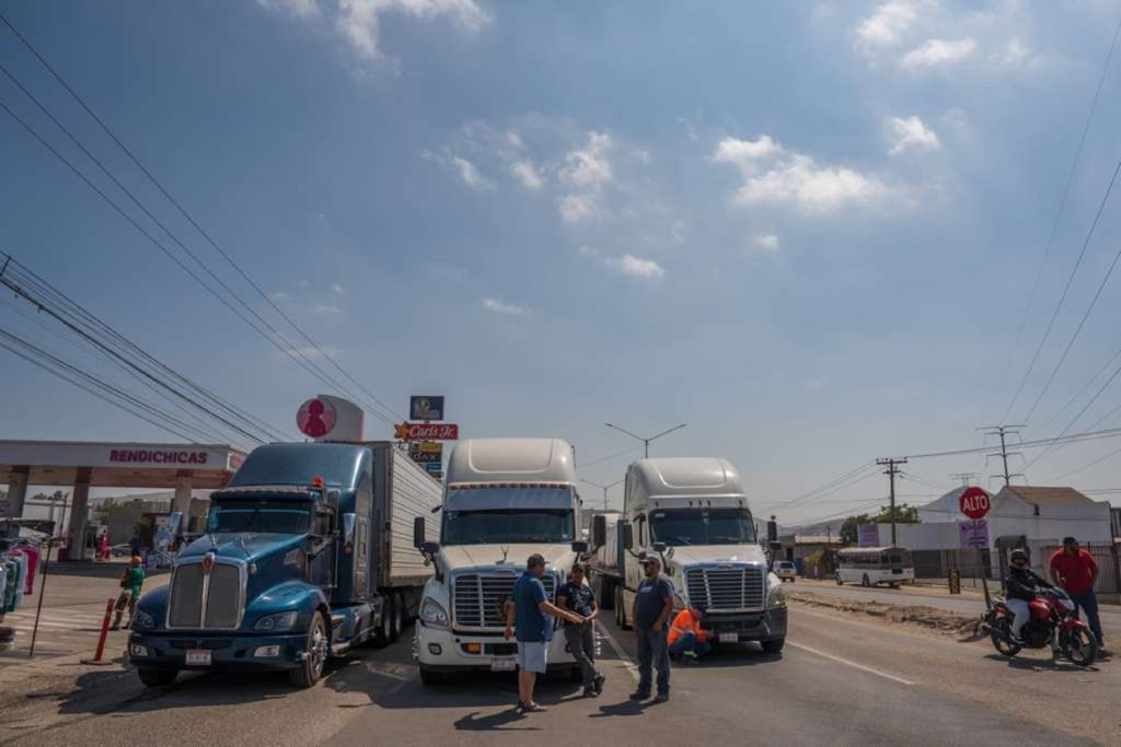 Bloquean la carretera libre Tijuana-Tecate; CNTE y residentes de Maclovio Rojas colapsan la vialidad