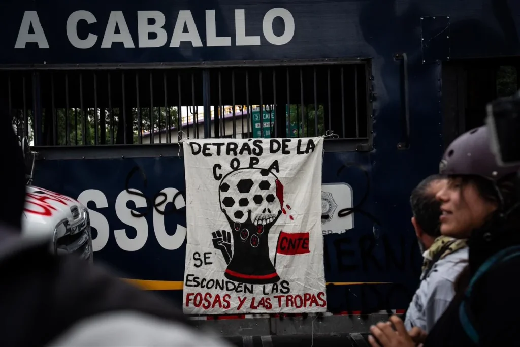 Bloquean policías marcha de la CNTE hacia el Estadio Ciudad de México Bloquean policías marcha de la CNTE hacia el Estadio Ciudad de México