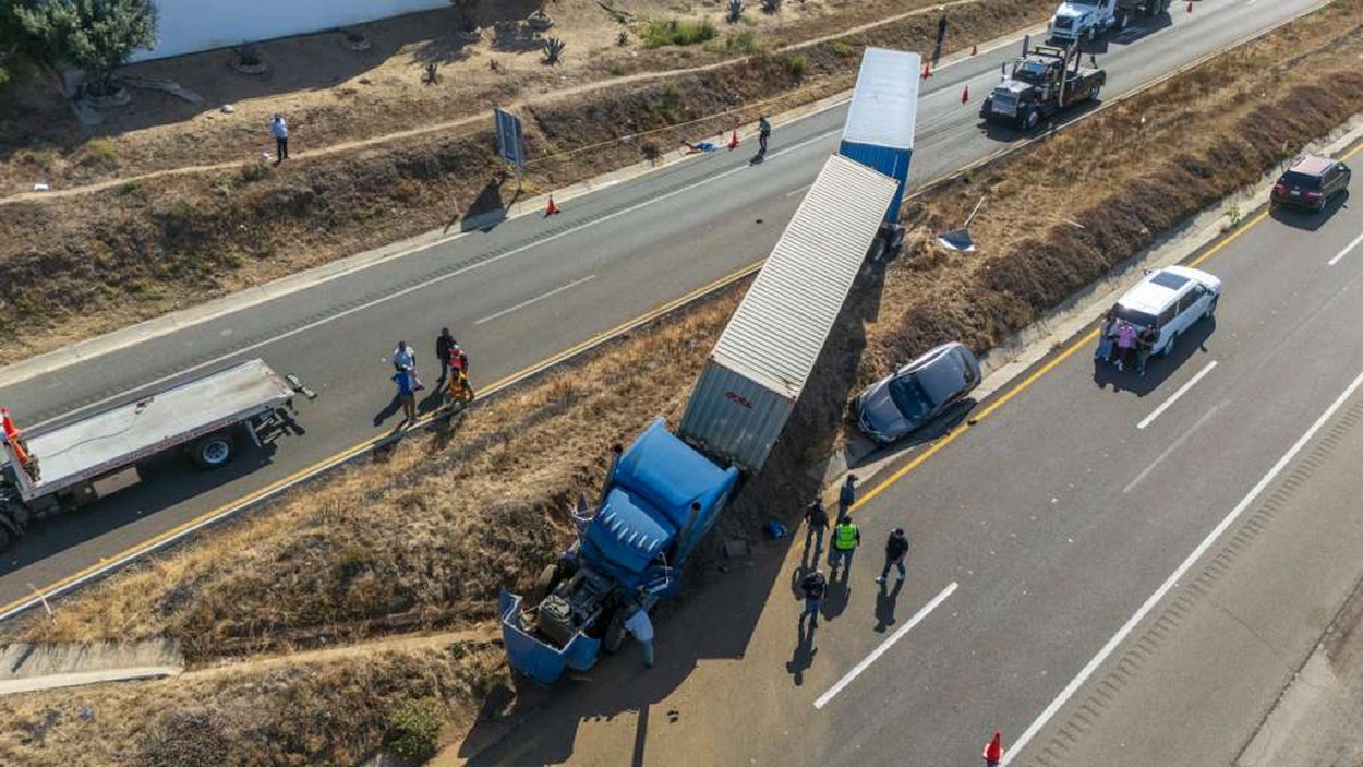 Aparatoso accidente en la carretera Escénica Rosarito-Ensenada deja saldo de una persona sin vida