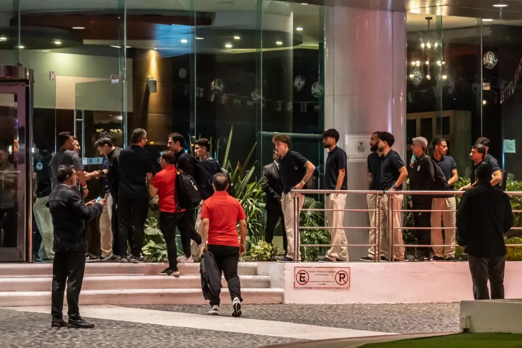 Reciben de madrugada a la Selección de Irán en Tijuana tras debut mundialista
