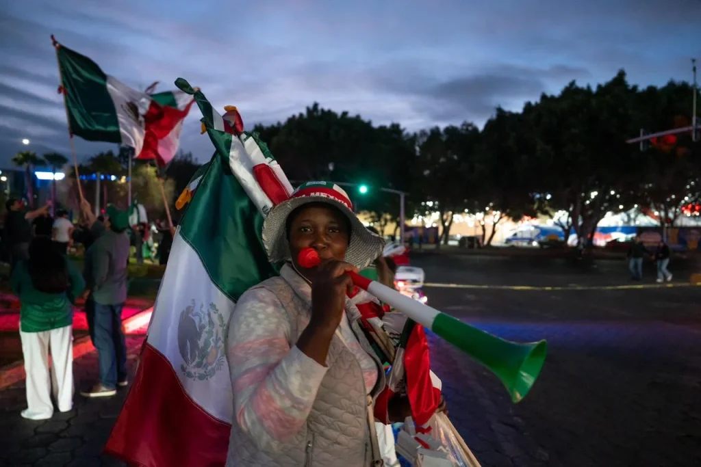 Tijuanenses festejan el triunfo de México ante Corea del Sur