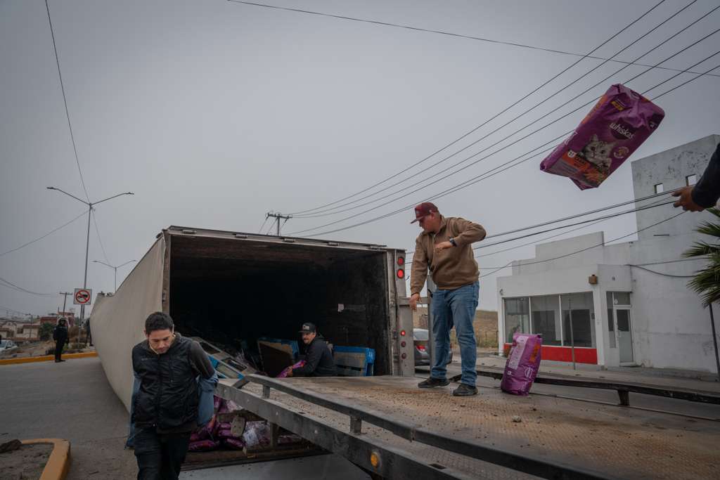 Volcadura de tráiler causa caos vial en el acceso a Santa Fe