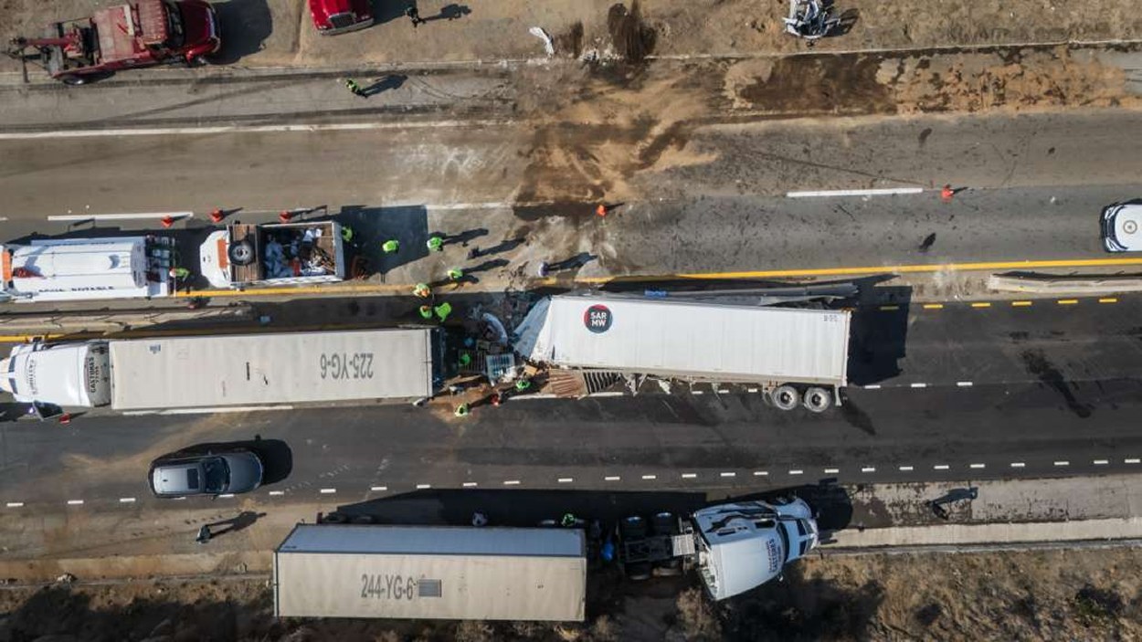 Bloqueo en carretera libre Tijuana–Mexicali por volcadura de tráiler de doble remolque