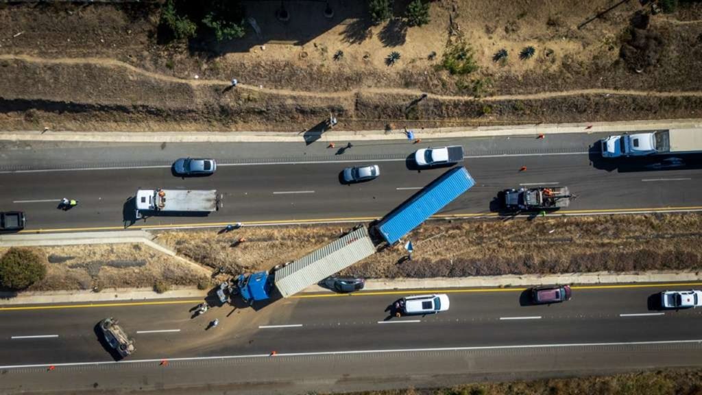 Aparatoso accidente en la carretera Escénica Rosarito-Ensenada deja saldo de una persona sin vida