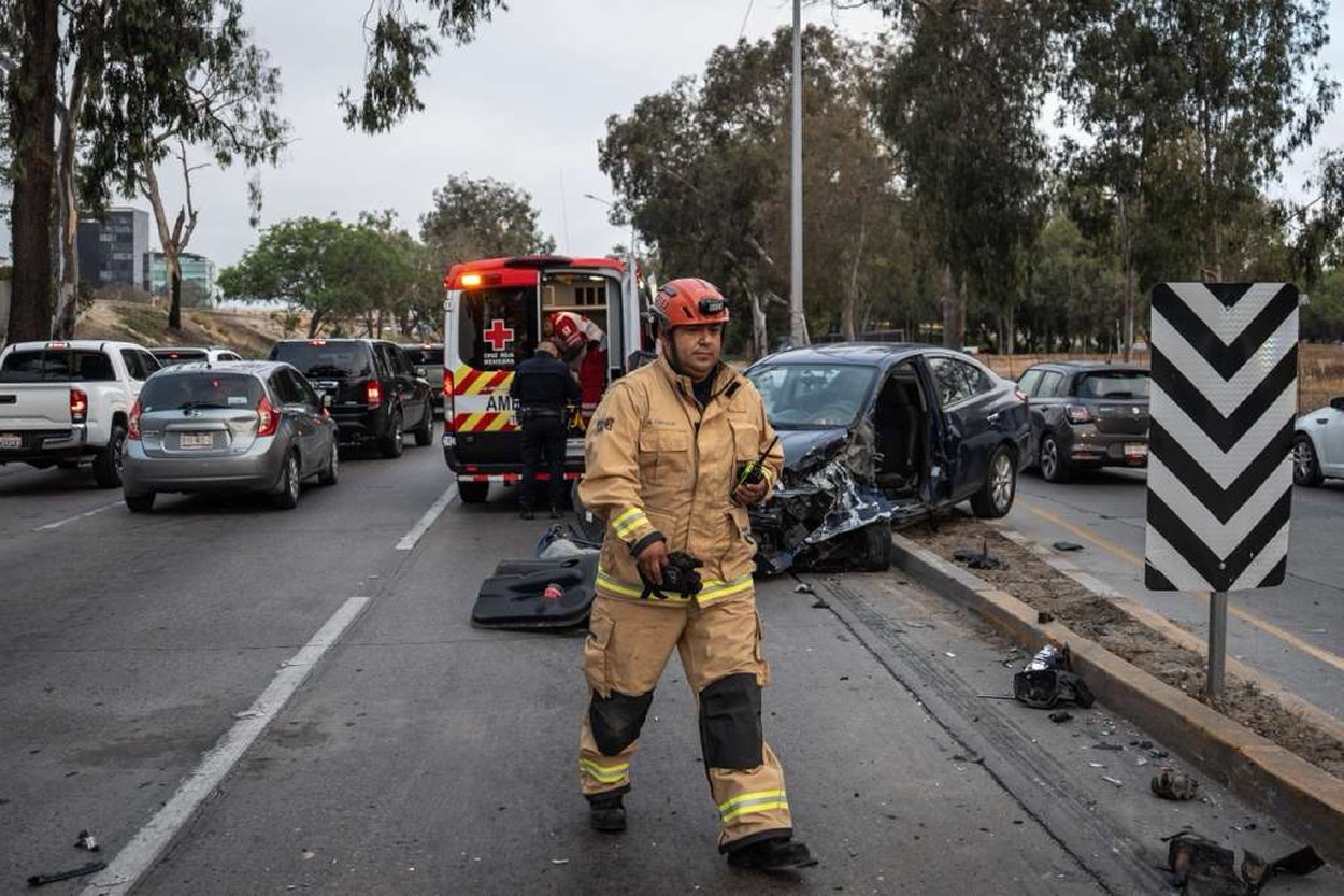 Choque múltiple en Vía Rápida Oriente: Bomberos rescatan a conductor atrapado