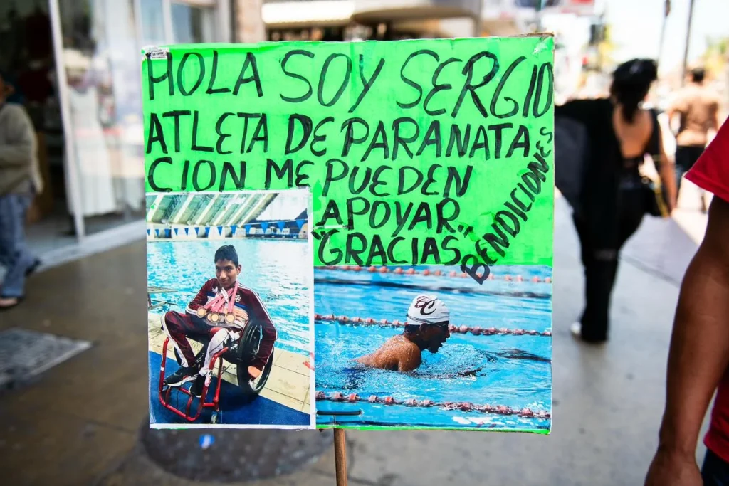 Nadador de Tijuana vende dulces para ir a la Serie Mundial de Para Natación