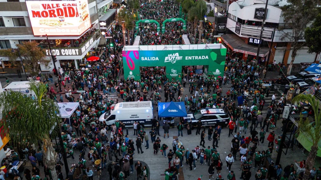 Aficionados festejan en la Avenida Revolución el triunfo de México ante Corea