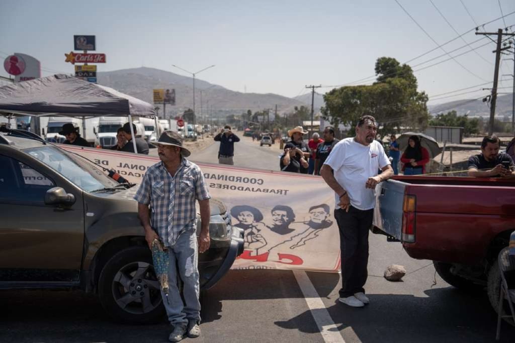 Bloquean la carretera libre Tijuana-Tecate; CNTE y residentes de Maclovio Rojas colapsan la vialidad