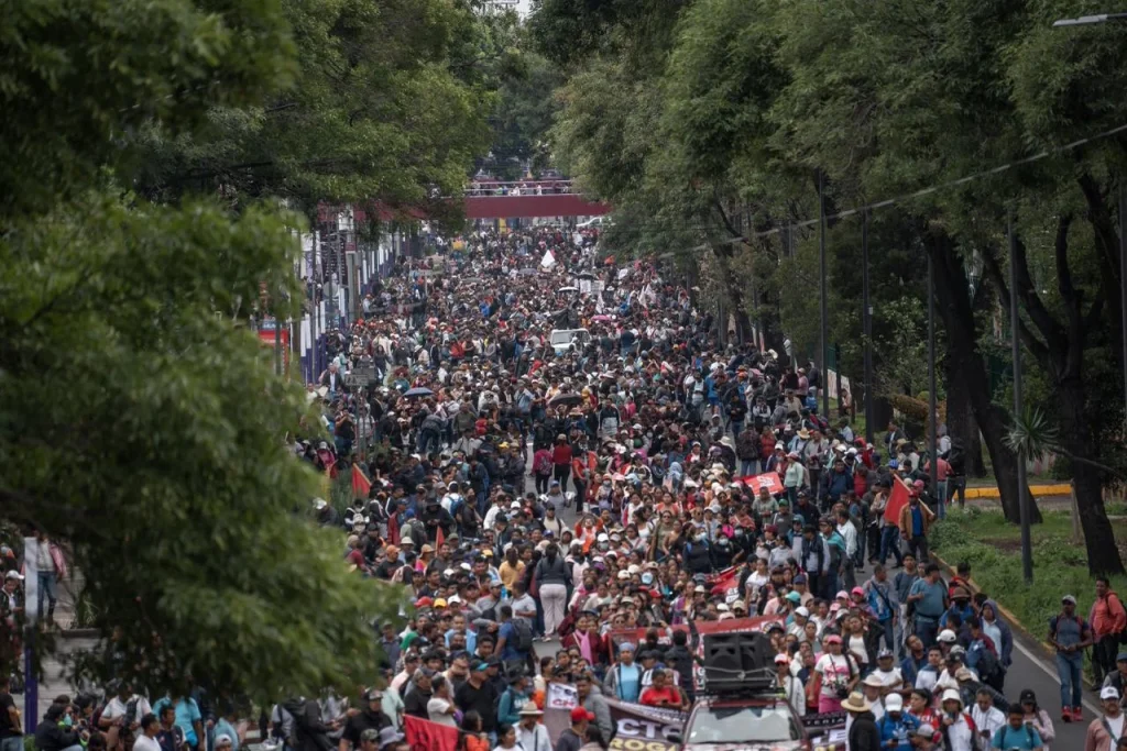 Bloquean policías marcha de la CNTE hacia el Estadio Ciudad de México Bloquean policías marcha de la CNTE hacia el Estadio Ciudad de México