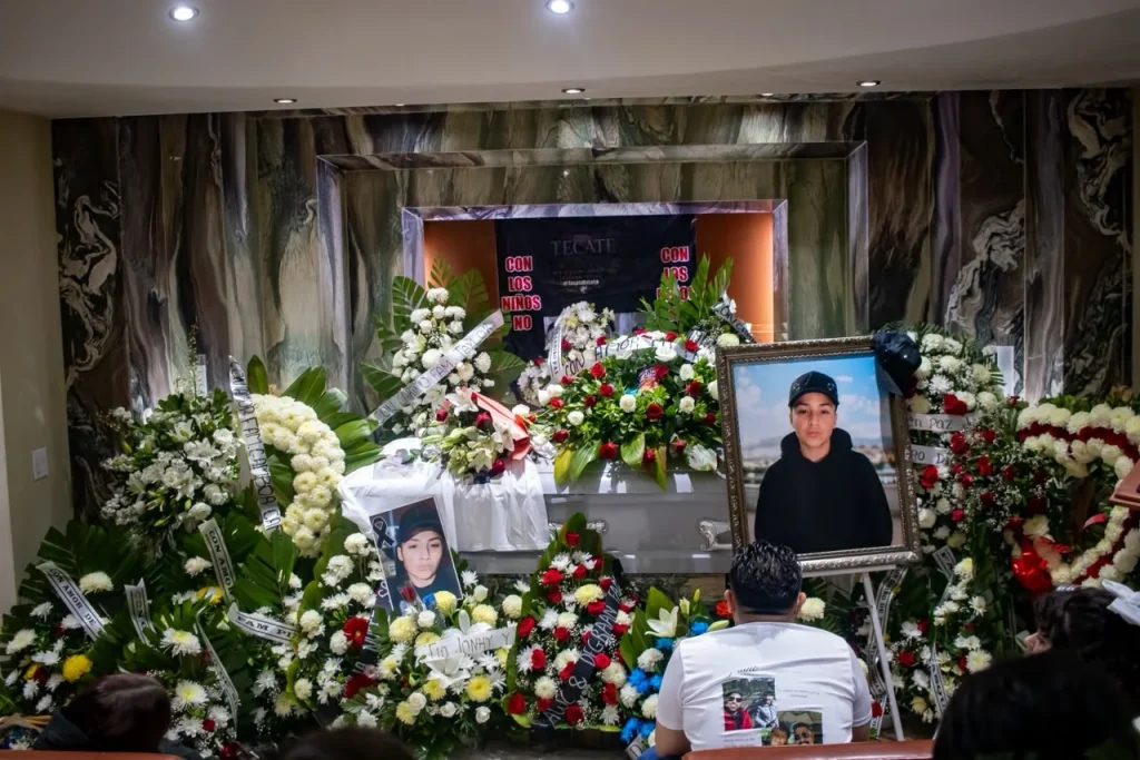 Despiden a menor localizado sin vida en Tecate; persisten dudas sobre triple homicidio