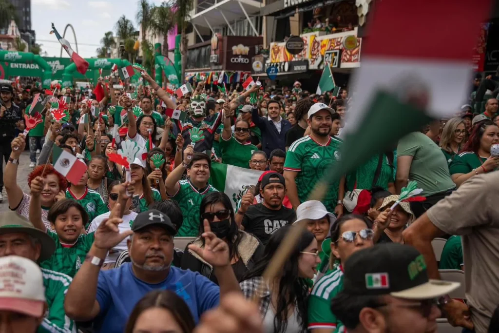 Aficionados festejan en la Avenida Revolución el triunfo de México ante Corea