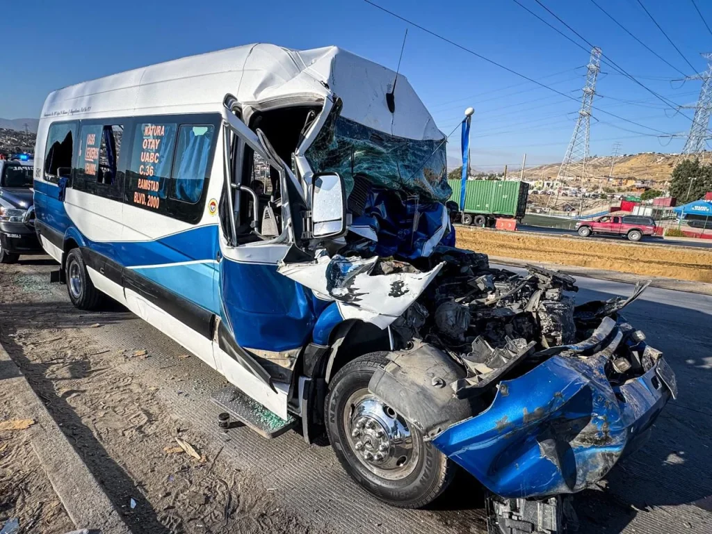 Choque entre camión de transporte público y pipa en el bulevar 2000 deja más de 20 lesionados