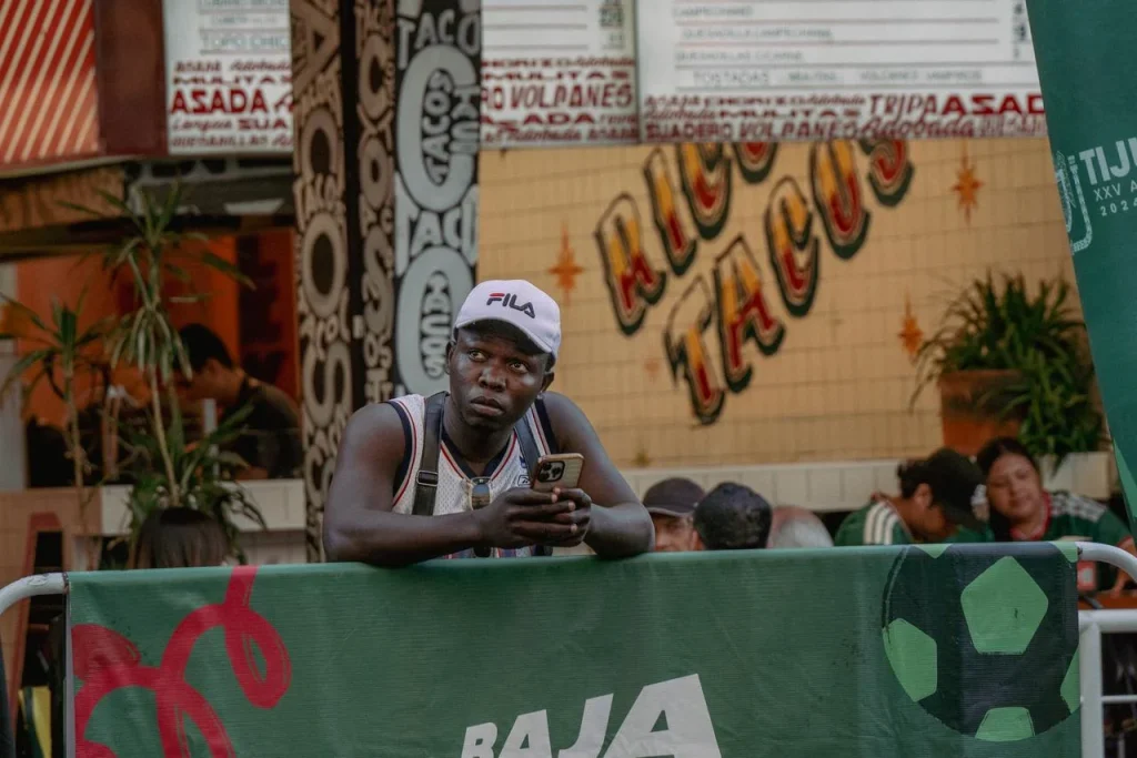 Comunidad haitiana llena la Avenida Revolución de Tijuana por histórico debut en el Mundial 2026