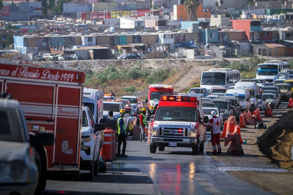 Choque entre camión de transporte público y pipa en el bulevar 2000 deja más de 20 lesionados