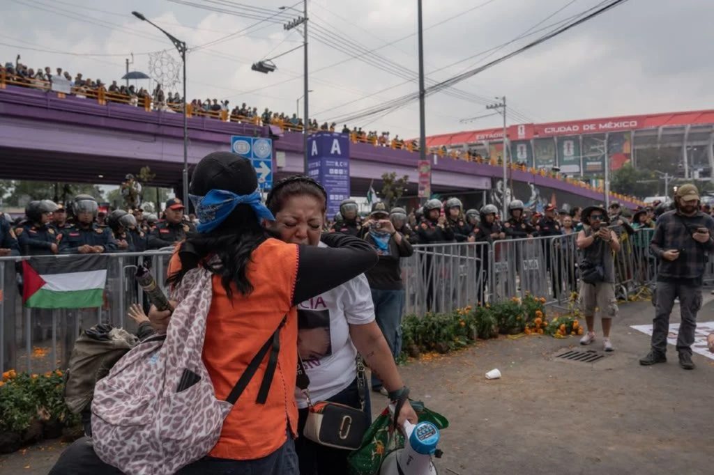 Colectivos de búsqueda se manifiestan cerca del Estadio Azteca durante el inicio del Mundial 2026