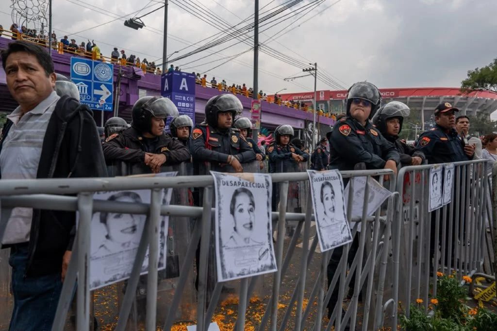 Colectivos de búsqueda se manifiestan cerca del Estadio Azteca durante el inicio del Mundial 2026