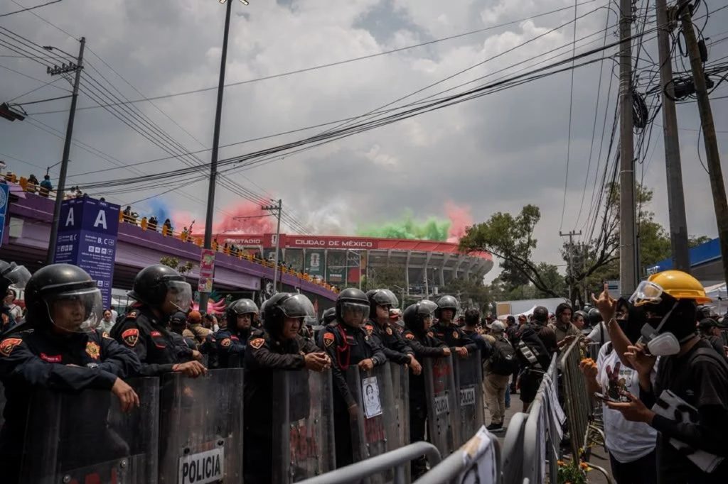 Colectivos de búsqueda se manifiestan cerca del Estadio Azteca durante el inicio del Mundial 2026