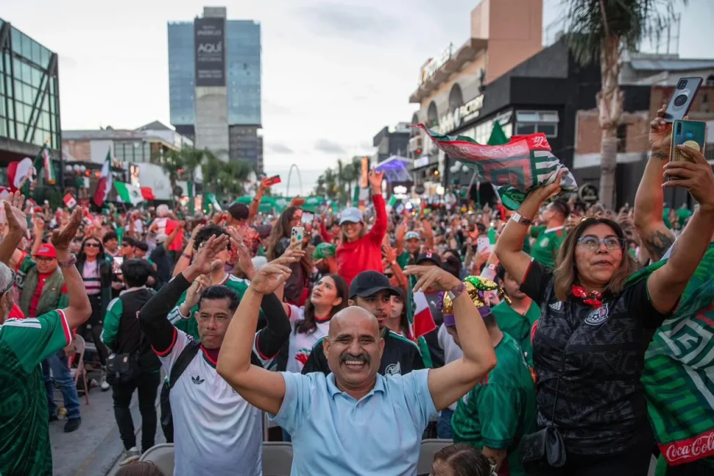 Aficionados festejan en la Avenida Revolución el triunfo de México ante Corea