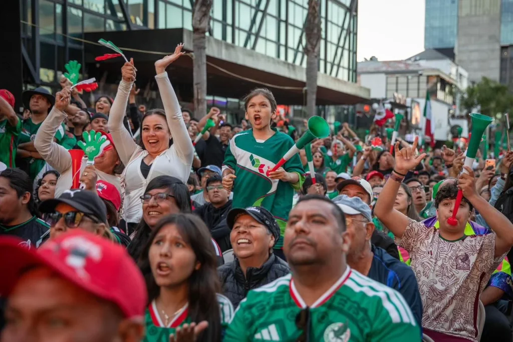 Aficionados festejan en la Avenida Revolución el triunfo de México ante Corea
