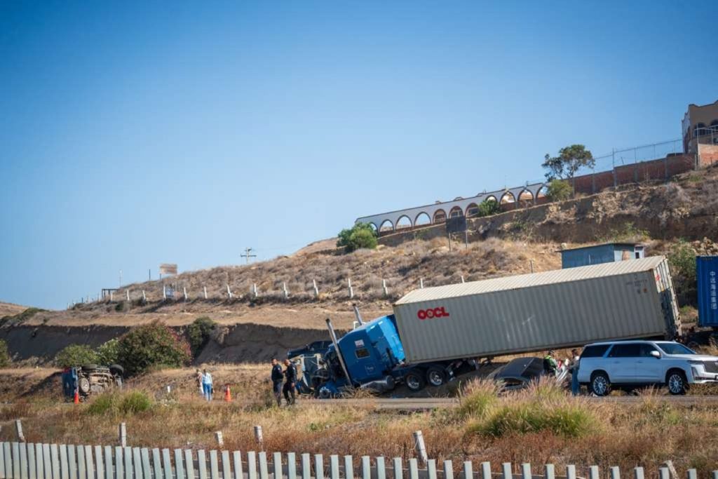 Aparatoso accidente en la carretera Escénica Rosarito-Ensenada deja saldo de una persona sin vida